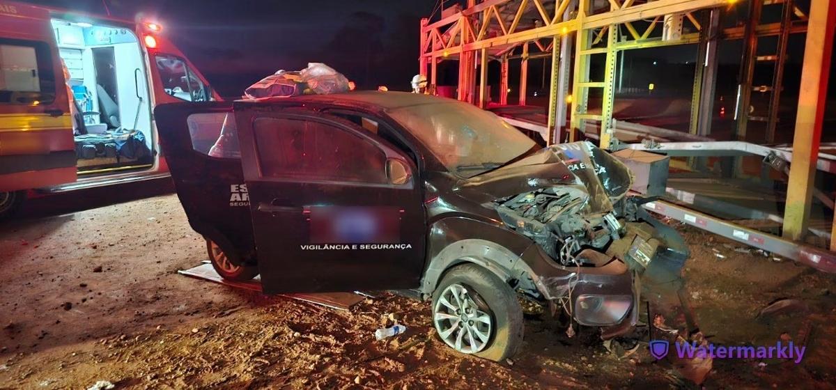 Carro de escolta transportava dois vigilantes, que se feriram. (Foto/Divulgação/Bombeiros)