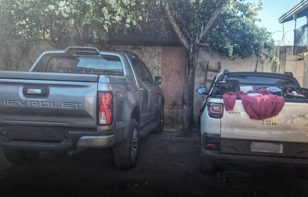 Dois carros furtados durante ato de descarregamento de veículos foram localizados e recuperados pela Polícia Militar. (Foto/Reprodução)