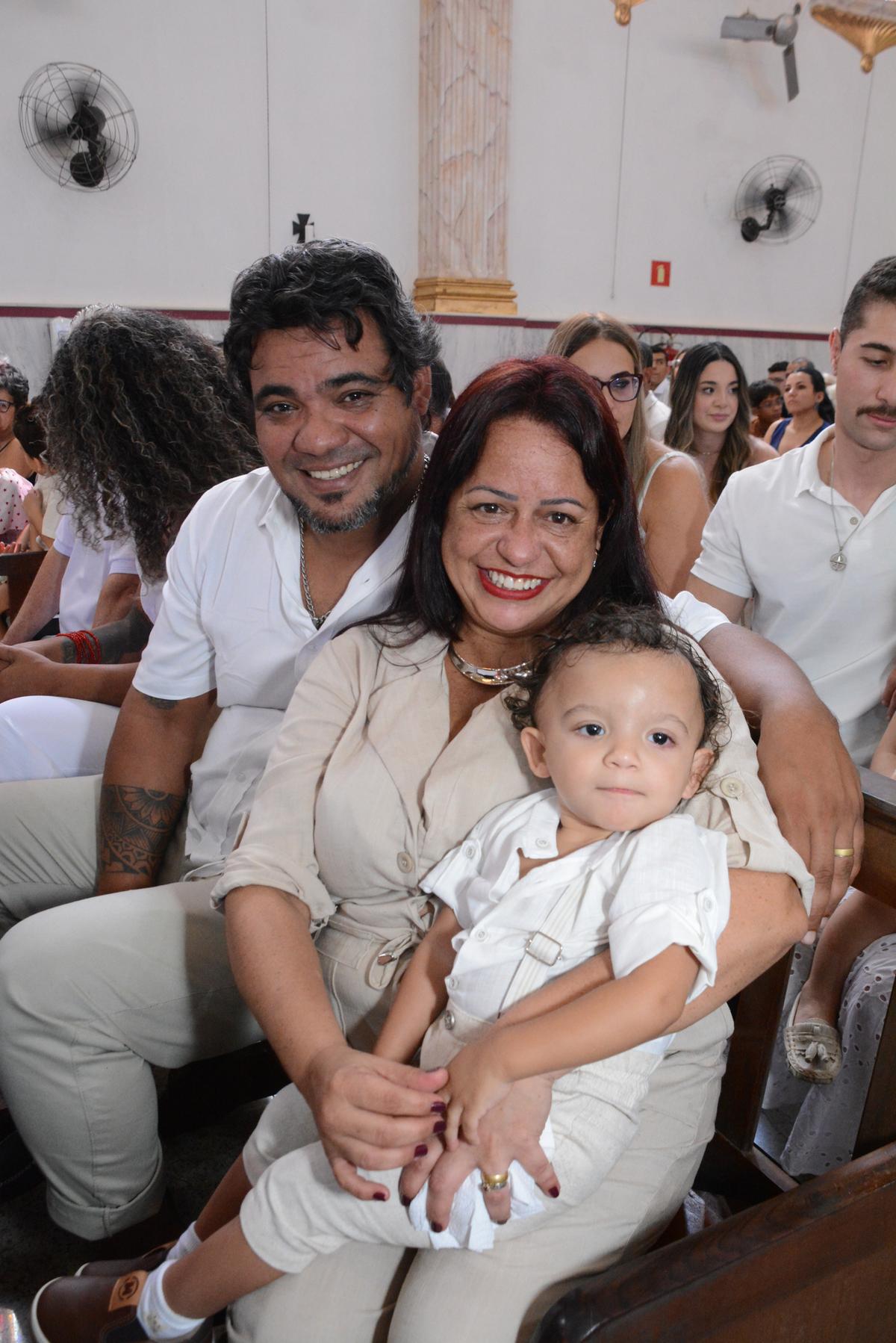 Chuva de bençãos, tambem para o pequenho, Nohan Rafael Oliveira Souza, com os pais Rafael Ribeiro e Olivera e Renata Patrícia de Souza, no dia do seu batizado. (Foto/Ian Produções)