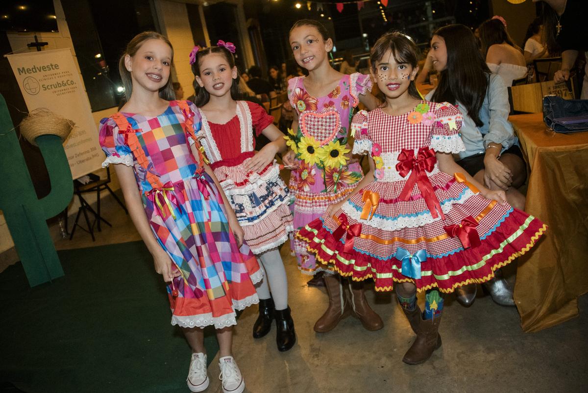 Geovana Dias, Manoela Dias, Isabelly Adriana de Lima, e Maria Almeida curtindo as festanças juninas. (Foto/Francis Prado)