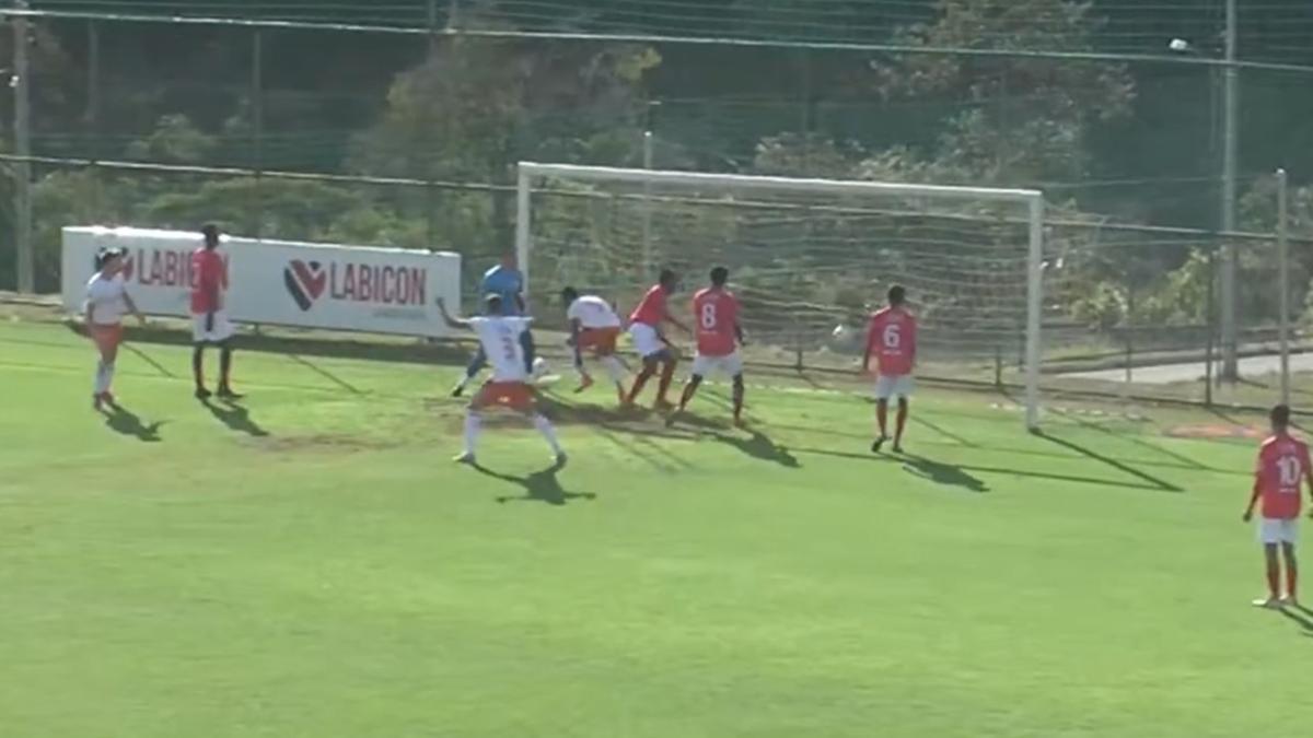 Mais uma vez o escanteio foi o grande problema do USC. A sobra na pequena área puniu mais uma vez o Colorado (Foto/Reprodução TV)