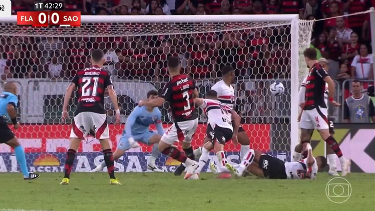 Com uma atuação de gala, o Flamengo sobrou no Maracanã diante de um São Paulo impotente e acanhado (Foto/Reprodução TV Globo)