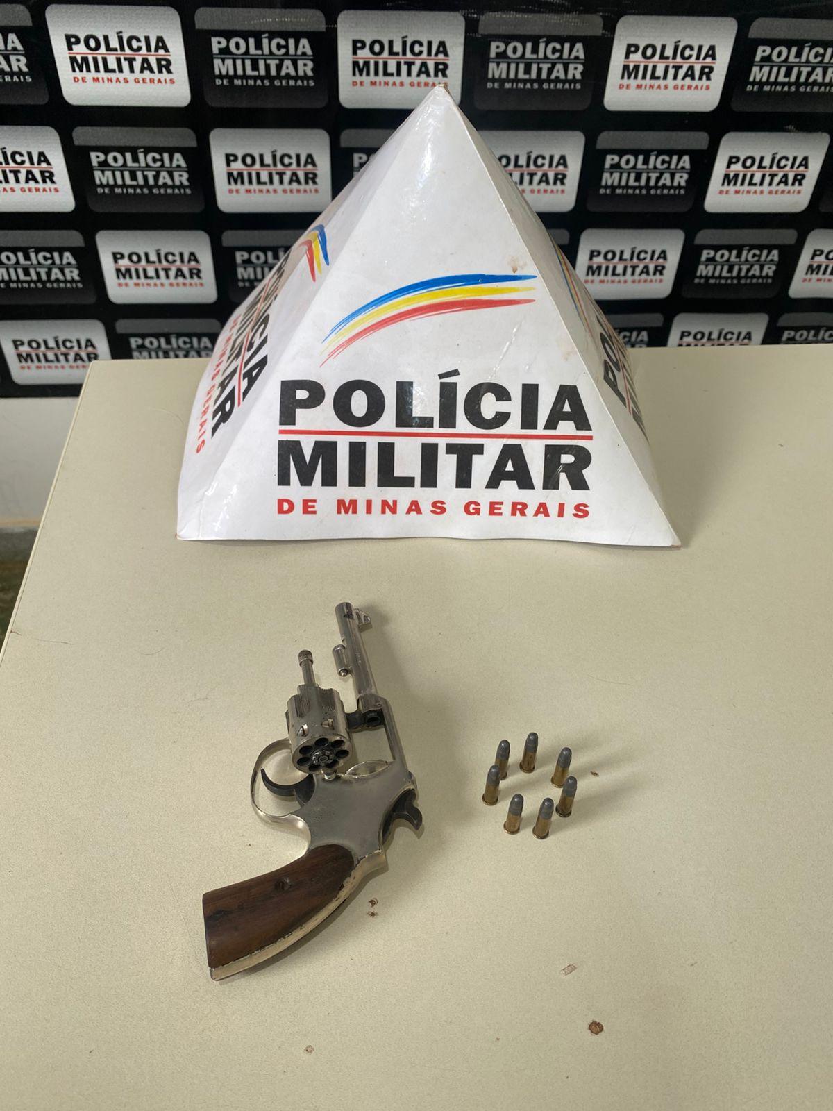 Com o suspeito, foi encontrado um revólver calibre .22 com sete munições intactas escondido na calça dele, do lado da perna direita. (Foto/Divulgação)