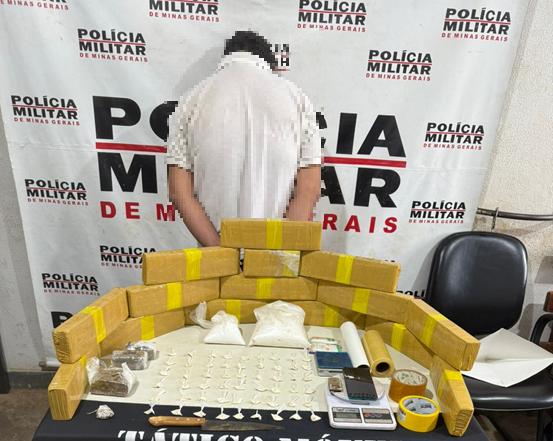 O homem tentou correr ao perceber a presença da viatura, mas foi abordado ainda na área externa da residência. (Foto/Divulgação)