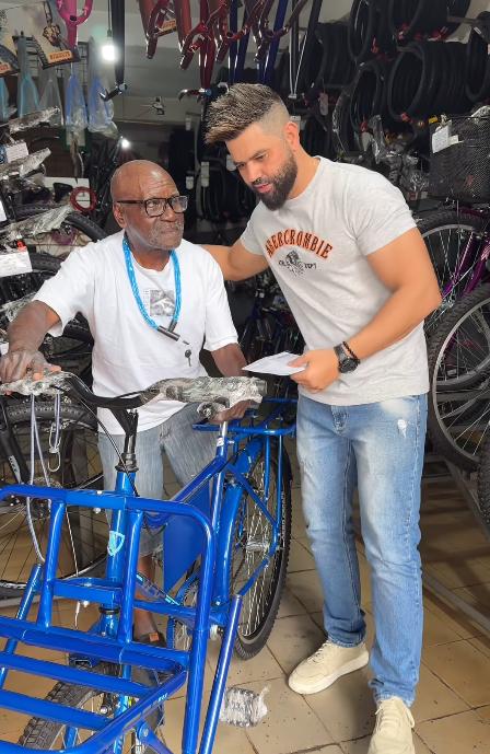Com a repercussão do caso, os empresários Kaká Carneiro, Luiz Everson e Thiago Juvêncio se mobilizaram no sábado (12) e presentearam Benedito com uma nova bicicleta (Foto/Reprodução)