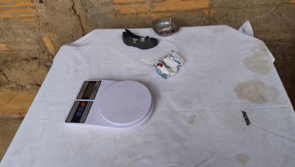 Durante a abordagem, foram encontradas com ele duas pedras de substância semelhante a crack, além de R$ 100 em dinheiro trocado. (Foto/Divulgação)