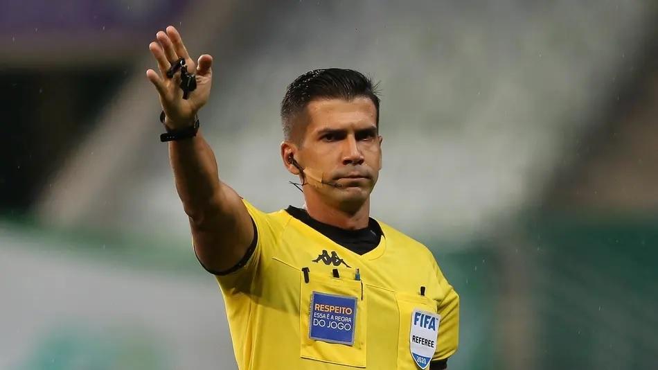 Bruno Arleu não marcou pênalti quando viu o lance em campo, mas mudou de ideia após a análise do VAR (Foto/Cesar Greco/Palmeiras)