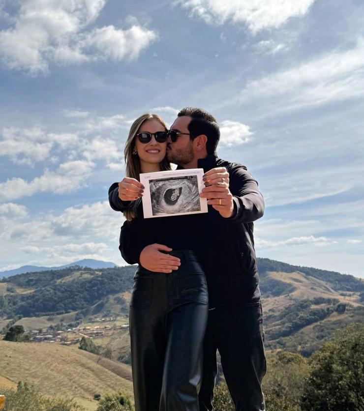 Mariana Rodrigues da Cunha e André Gambi estão gravidíssimos do primeiro herdeiro. Que venha com muita saúde! (Foto/Reprodução)