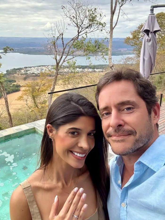 Mayara Valera e o Flávio Dornfeld de aliança na mão direita. Viva os noivos! (Foto/Reprodução)