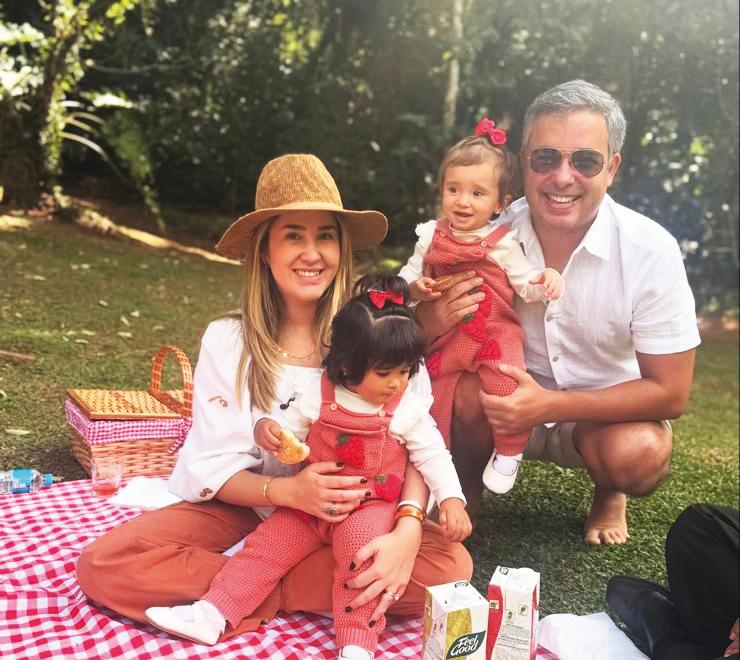 Bárbara Salles e o marido, Marco Barbosa, com as fofas gêmeas Betina e Angelina, comemorando o niver da mamãe do jeito que ela gosta - em meio à natureza. Felicidades, Bárbara! (Foto/Reprodução)