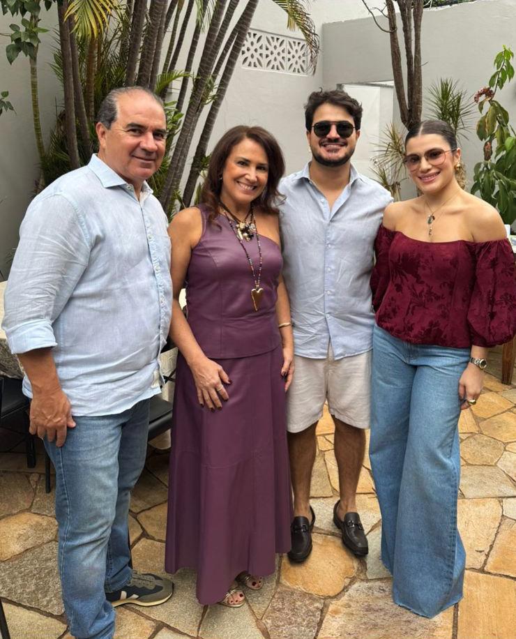 Marcelo Araújo com os pais, Leco Bernardes e Marilia, e a irmã, Mariana, em dia de festa. Parabéns! (Foto/Reprodução)