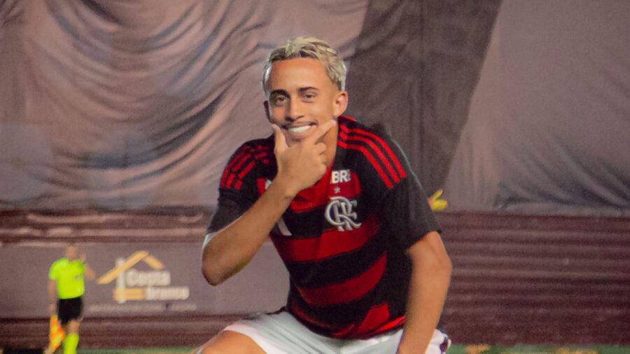 Jogador de 19 anos foi pego de surpresa com desistência da negociação entre os clubes (Foto/Adriano Fontes/Flamengo)