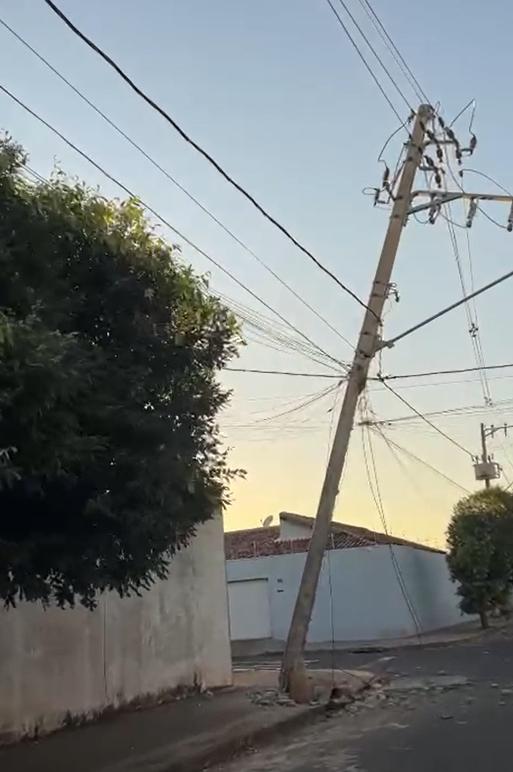 A rachadura na base é visível, e a inclinação do poste chama a atenção de quem passa pelo local. Segundo um morador da região, a estrutura está tombada em direção à via e só não caiu, porque os fios estão servindo de sustentação (Foto/Reprodução)