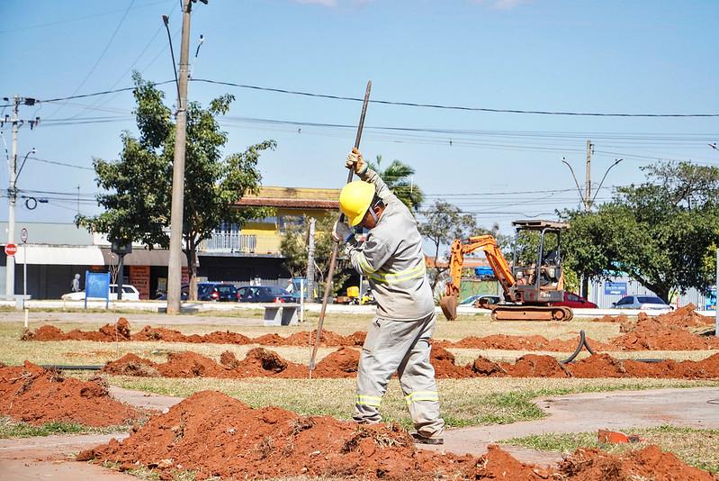 O serviço está sendo executado pelo Consórcio Concip Uberaba, concessionária responsável pela iluminação pública, com fiscalização do Departamento de Iluminação Pública e Telegestão da Sesurb (Foto/Divulgação)
