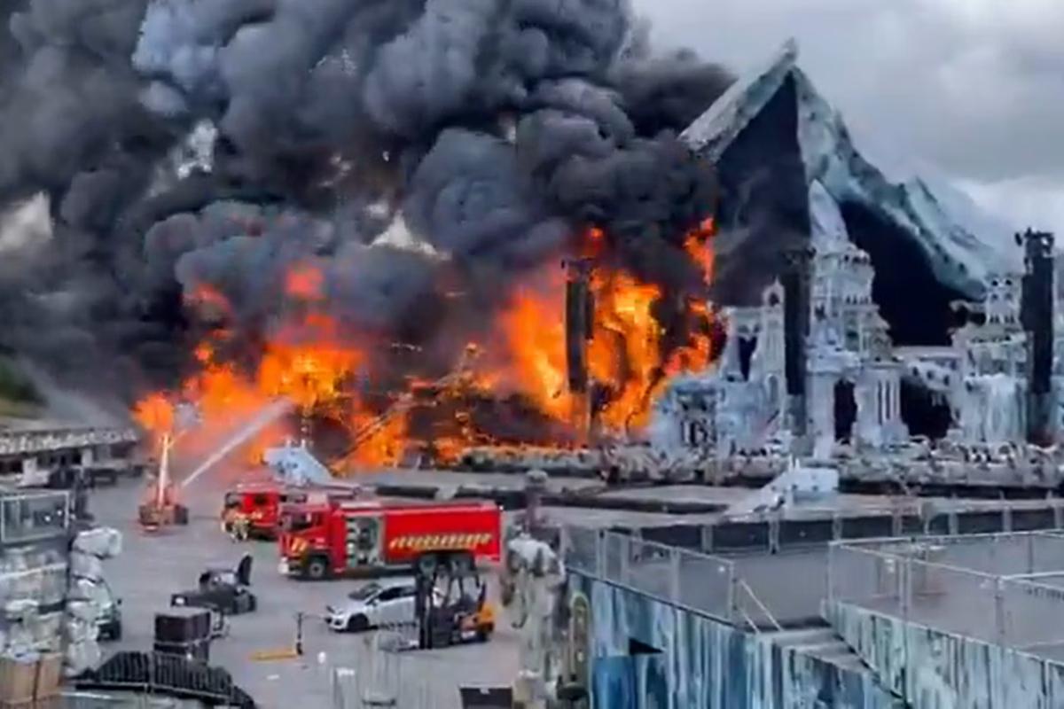 Palco principal do Tomorrowland Bélgica foi destruído por incêndio (Foto/Reprodução/Redes sociais)