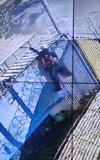 As imagens das câmeras de segurança mostraram o momento em que o suspeito pulava o muro da empresa com uma mochila nas costas. (Foto/Divulgação)