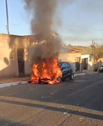 Pouco após a sequência de colisões, tanto a moto quanto o carro pegaram fogo (Foto/Reprodução)