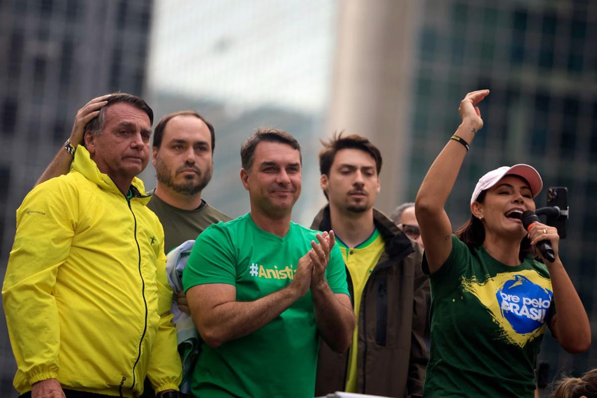 A família Bolsonaro durante ato em prol da anistia dos condenados de 8 de janeiro de 2023, realizado em abril, na avenida Paulista, em São Paulo (Foto/Miguel Schincariol/AFP)