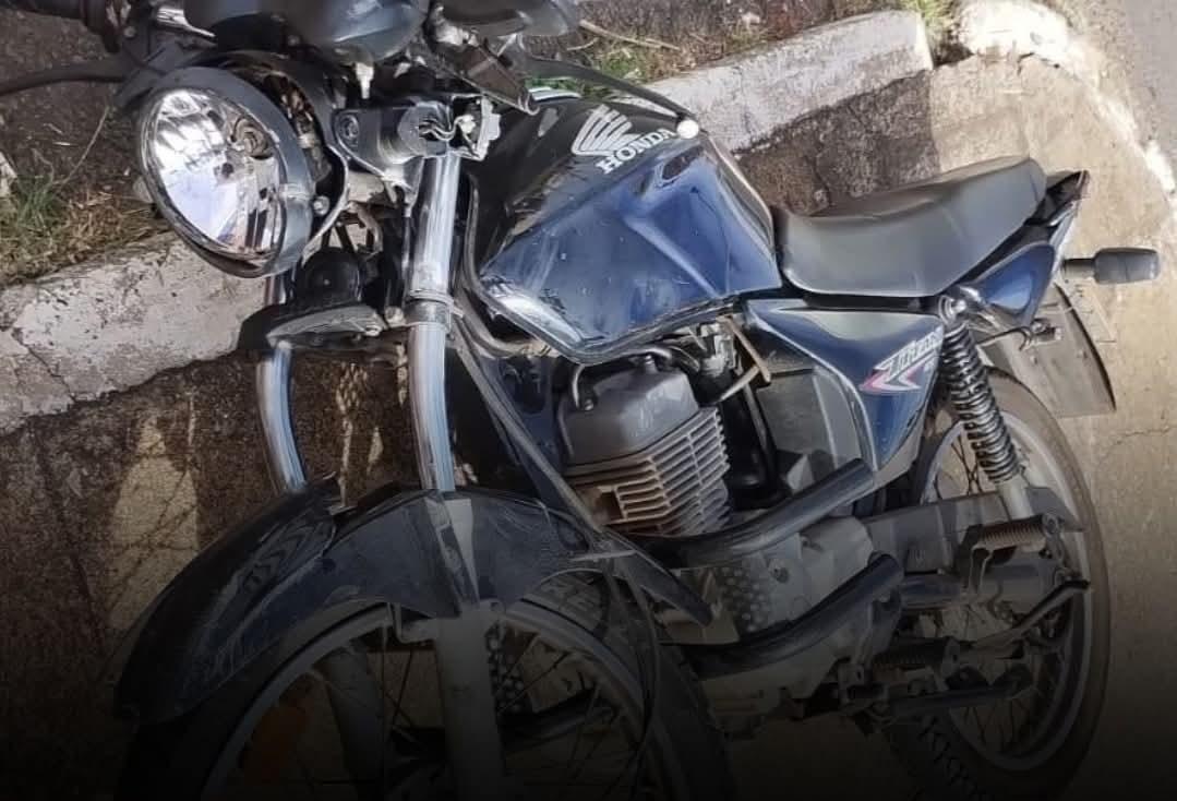 Para evitar acidente mais grave, o motociclista desviou e bateu em manilha no canteiro central da Leopoldino, ferindo-se e causando danos na moto (Foto/Divulgação)