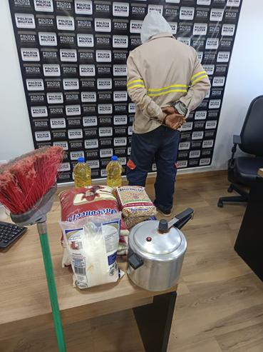 Entre os itens apreendidos estão pacotes de arroz, feijão, óleo, açúcar, uma panela de pressão, uma vassoura, um carregador de celular e outros produtos alimentícios. (Foto/Divulgação)