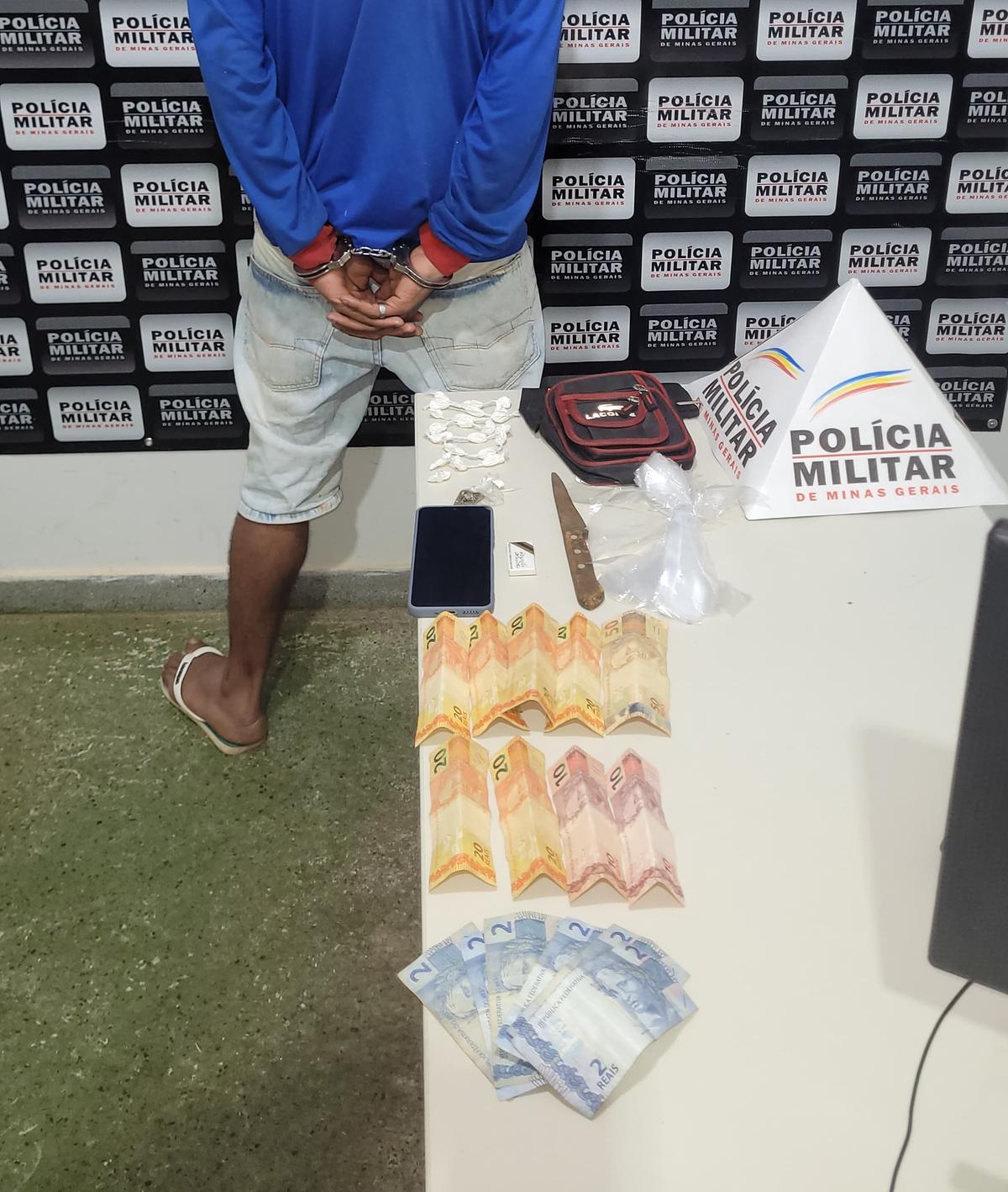O suspeito foi levado para a delegacia, juntamente com a droga e o dinheiro localizados durante a operação policial (Foto/Divulgação)