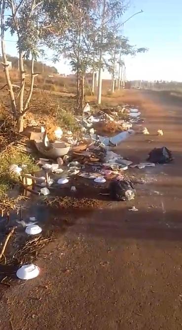 “Está com um cheiro muito ruim e, por causa da umidade, já criou até lodo no terreno”, relatou o denunciante (Foto/Reprodução)