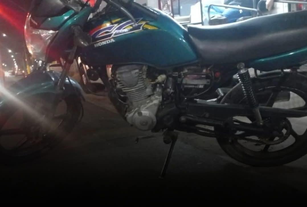 A moto estava parada diante de oficina e tinha placa artesanal, o que chamou a atenção dos policiais. (Foto/Divulgação)
