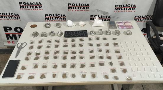 Na residência do suspeito, escondidos dentro de um cano enterrado, foram encontrados 11 tabletes de maconha, dois invólucros grandes de cocaína e um pacote de substância semelhante ao ácido bórico. (Foto/Divulgação)