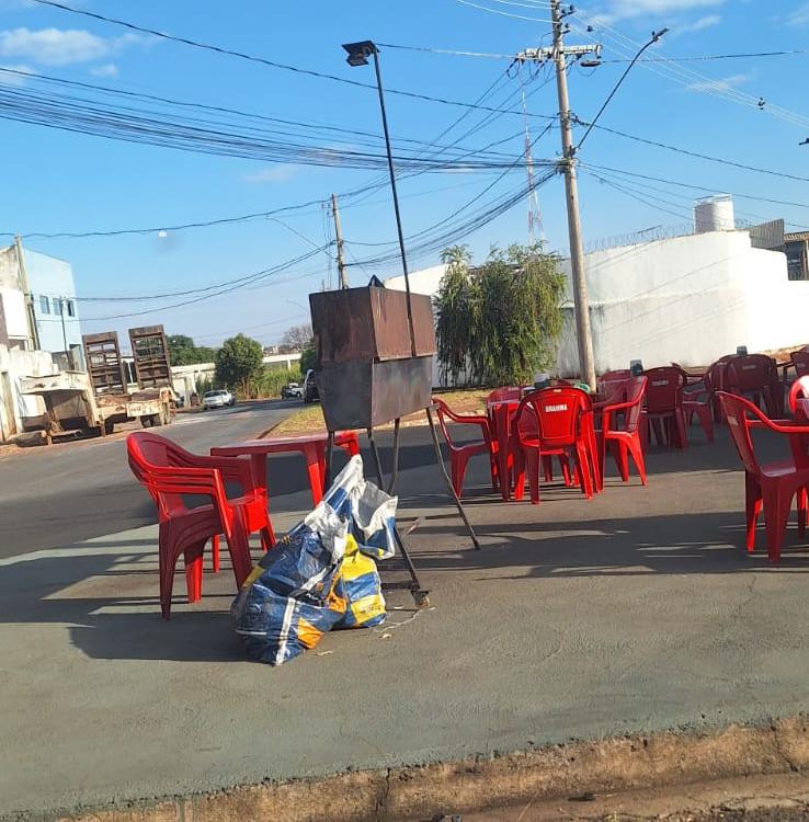 Segundo a denúncia, o equipamento está instalado exatamente na esquina, comprometendo a visibilidade de quem precisa atravessar e trafegar pela via (Foto/Reprodução)