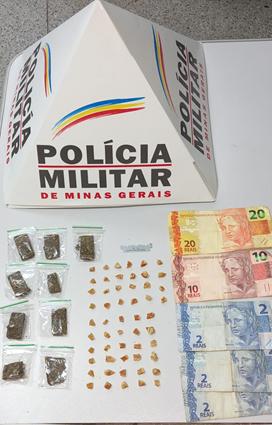 Ao abordarem dois indivíduos que se preparavam para realizar mais uma transação, os policiais encontraram com um deles nove buchas de maconha, oito pedras de crack e R$ 36 em dinheiro. (Foto/Divulgação)