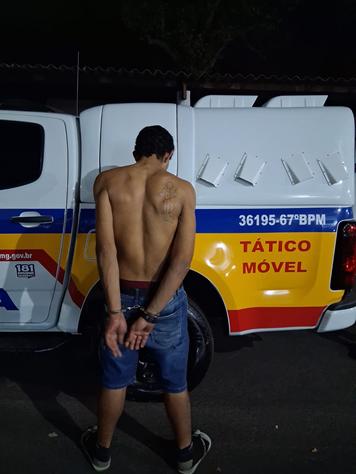 O suspeito detido foi algemado por precaução, devido ao histórico de criminalidade da área, e conduzido à delegacia com o material apreendido. (Foto/Divulgação)