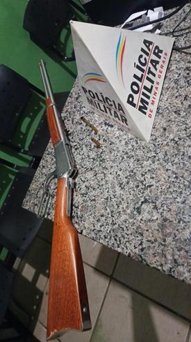 Ao tentar ajudar o marido com o filho no colo, mulher dispara acidentalmente e o mata. (foto/Divulgação)