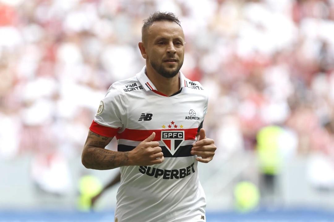 O ADEUS DE RAFINHA: encerrando o ciclo com o "coração tranquilo" (Foto/Rubens Chiri/SPFC)