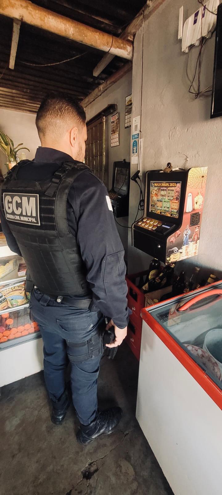 Os agentes visualizaram os equipamentos em pleno funcionamento dentro do local. (Foto/Divulgação)