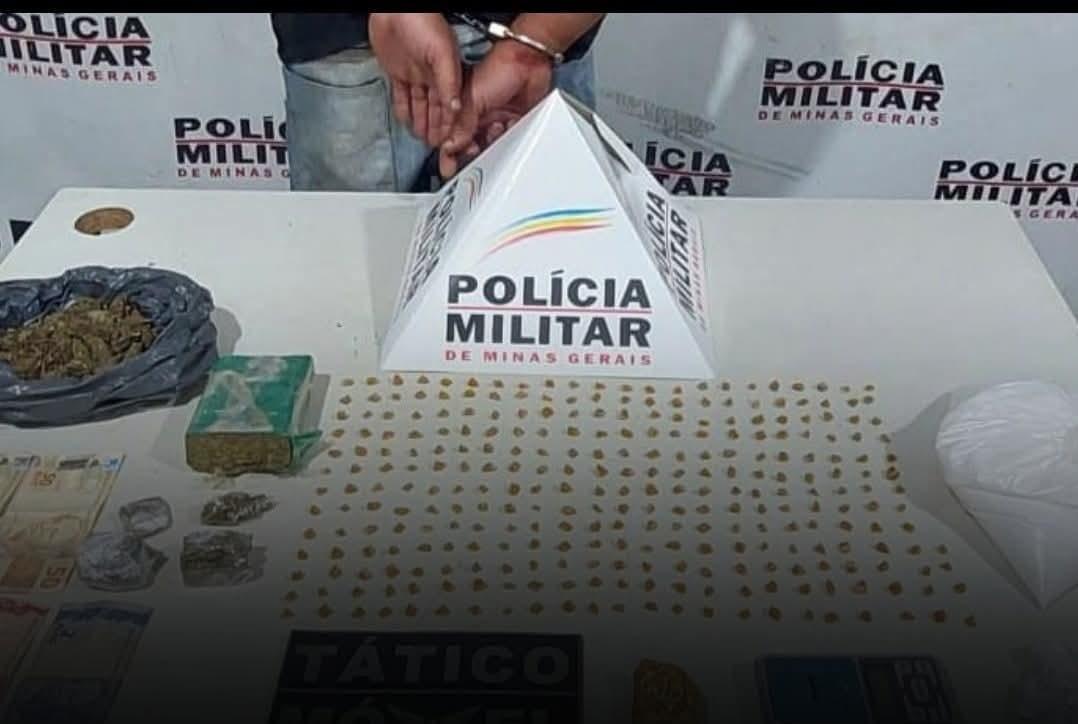 Pedras de crack e outras drogas localizadas pela Polícia Militar com o suspeito e na casa dele, no conjunto Uberaba 1  (Foto/Divulgação)