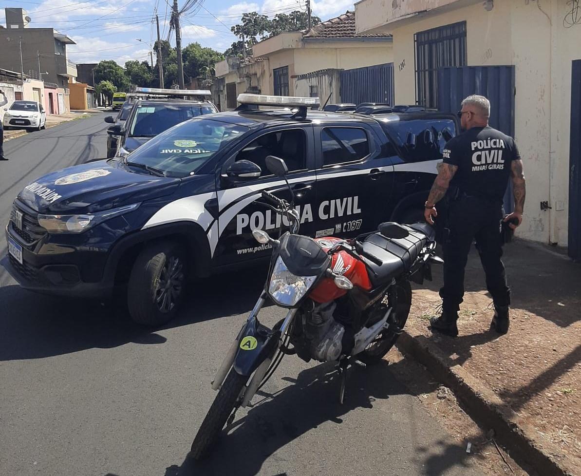 Material usado nas pichações foi apreendido pela Polícia Civil em Uberaba (Foto/Divulgação)