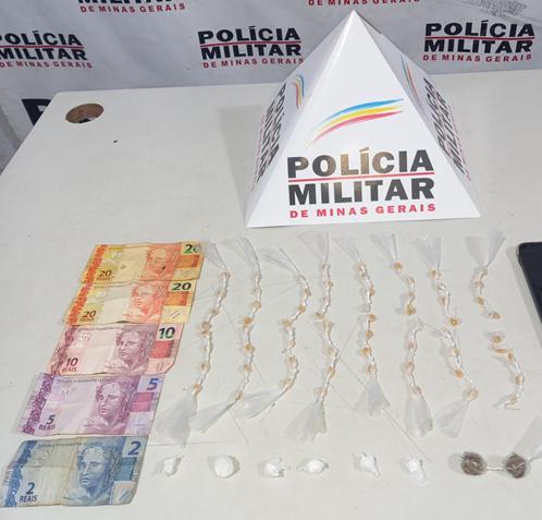 Durante busca pessoal, os policiais encontraram diversas pedras de crack prontas para comercialização. (Foto/Divulgação)