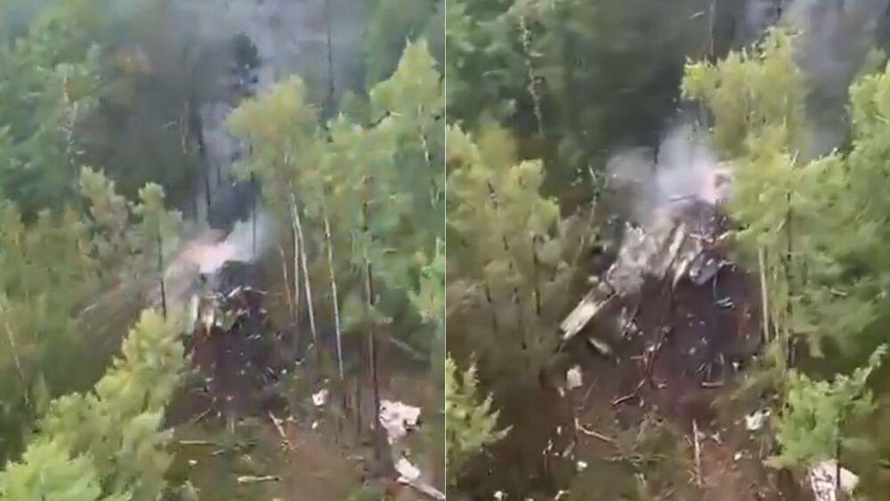 Imagens do local do acidente divulgadas pela mídia estatal russa mostram destroços espalhados pela densa floresta, cercados por colunas de fumaça (Foto/Reprodução)
