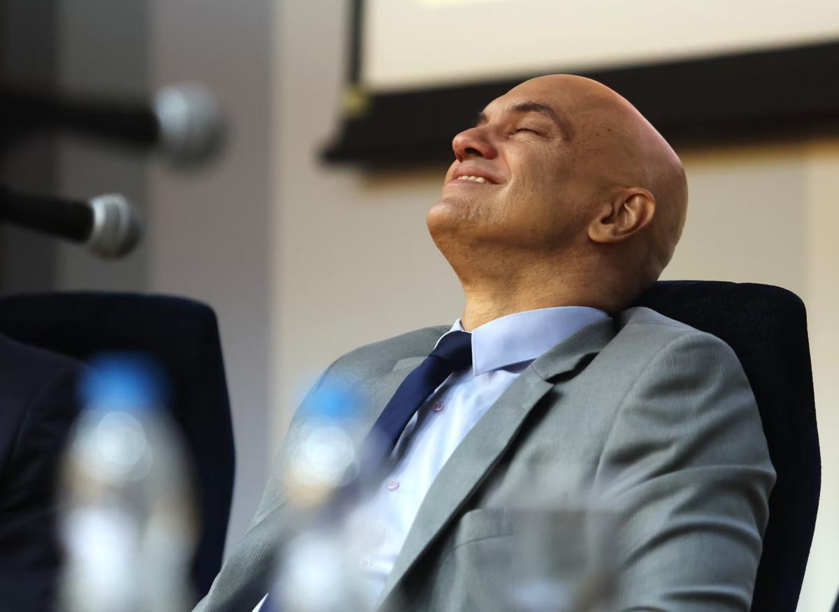 Alexandre de Moraes corrigiu erro de português em nova versão de decisão sobre as cautelares de Jair Bolsonaro (Foto/Paulo Pinto/Agência Brasil)