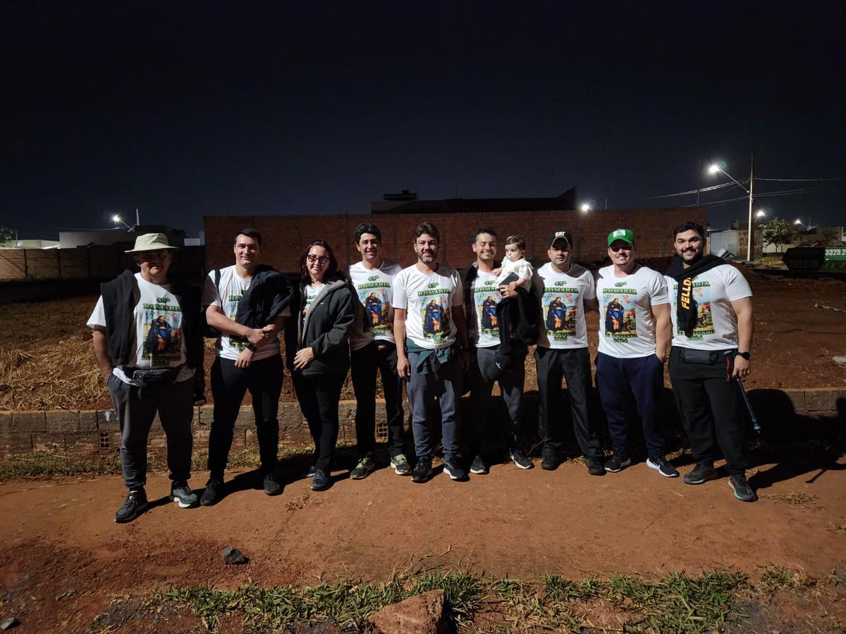 Neste ano, cerca de 30 romeiros seguem a pé pelo trajeto, acompanhados por uma equipe de 20 voluntários, que prestam assistência com água, café e apoio logístico (Foto/Reprodução)