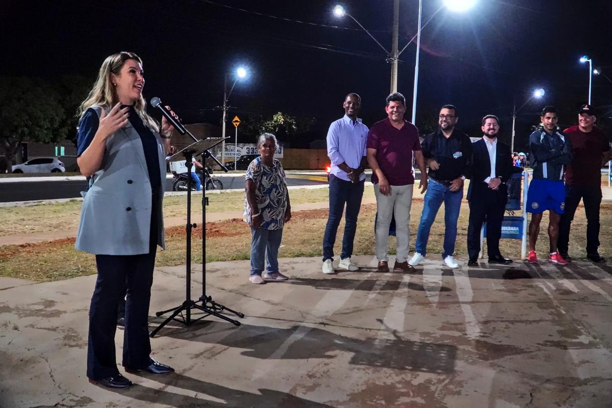 Prefeita Elisa Araújo discursa durante evento de inauguração da iluminação da praça Zé do Tiro, na noite de quarta-feira  (Foto/Lilian Veroni/PMU)