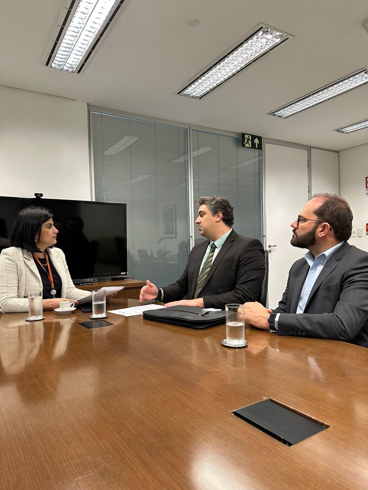 O chefe de Gabinete da Prefeitura de Uberaba, Caio Presotto, e o secretário de Serviços Urbanos e Obras, Pedro Arduini, estiveram em Belo Horizonte para tratarem da questão (Foto/Divulgação)