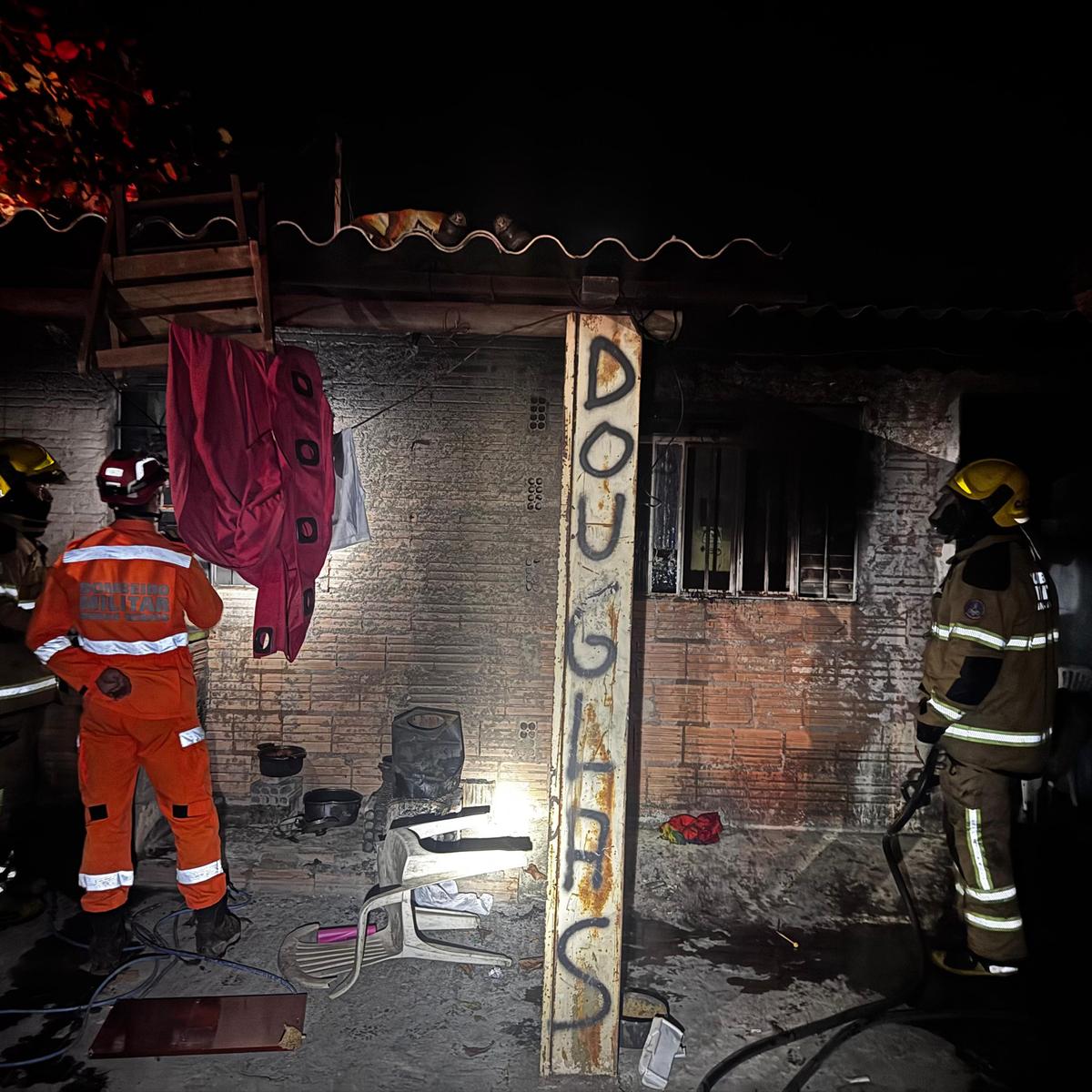 Após o controle total das chamas, os bombeiros identificaram rachaduras em algumas paredes da casa, o que levantou a necessidade de uma vistoria técnica da Defesa Civil para avaliar os danos estruturais (Foto/Divulgação)