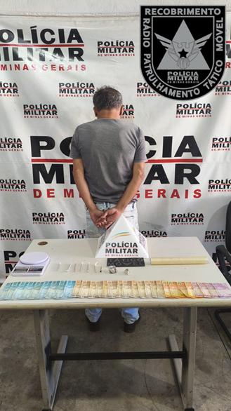 Durante as buscas, a polícia encontrou um tablete, duas buchas e sete cigarros de maconha, além de uma balança de precisão, R$ 1.660,00 em espécie e material para embalo da droga. (Foto/Divulgação)
