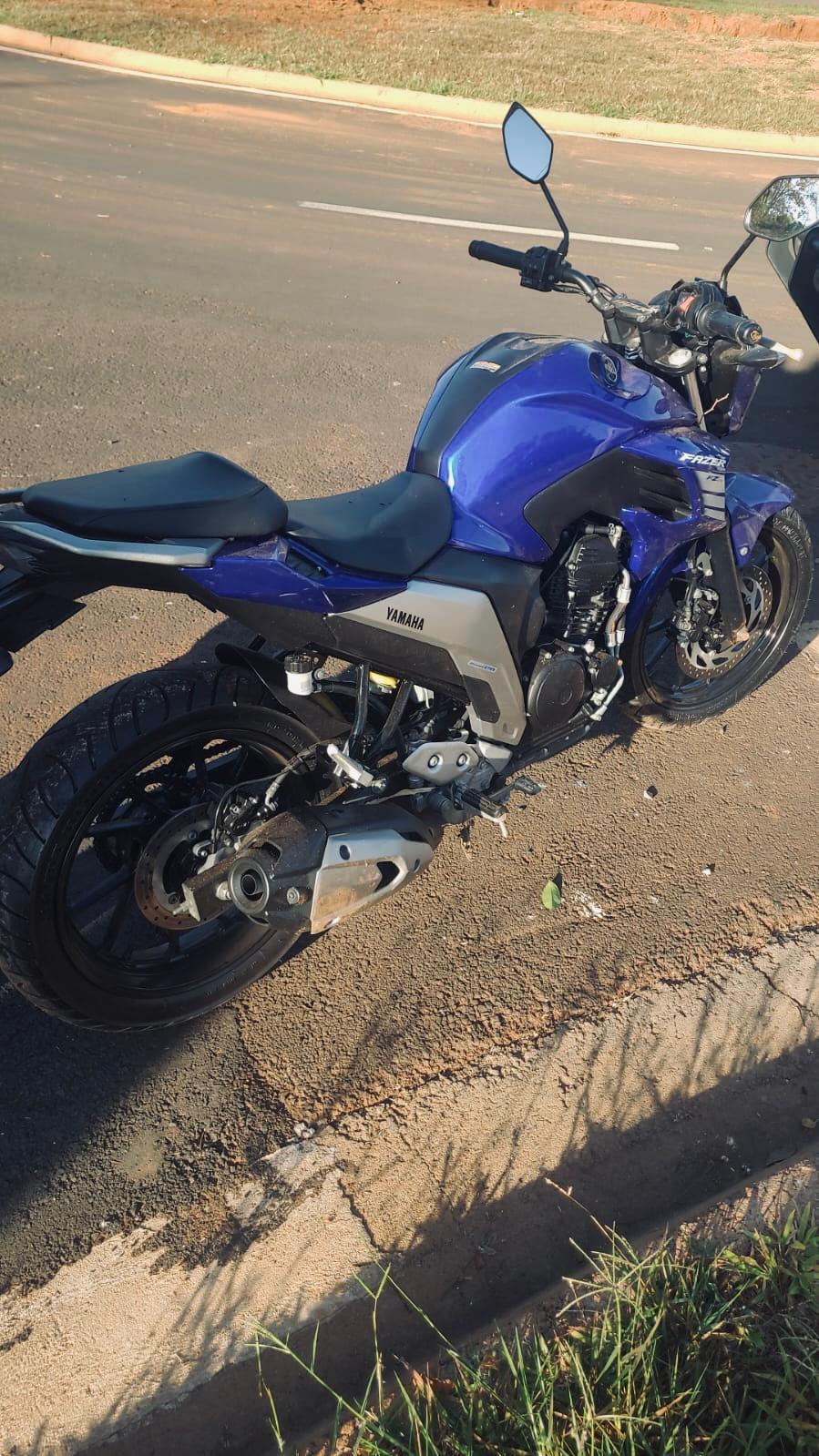 GCM recupera motocicleta furtada, escondida em uma área de mata no bairro Fabrício. (Foto/Divulgação)