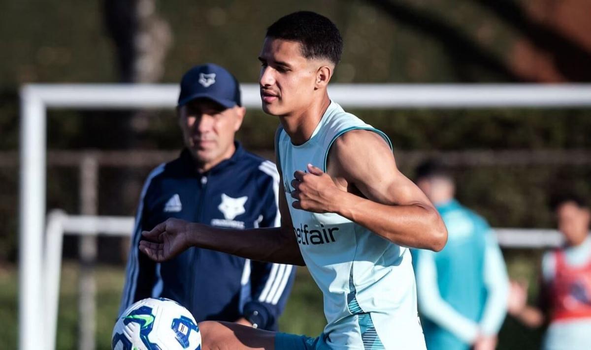 Murilo, com Jardim ao fundo, durante treino na Toca da Raposa 2 (Foto/Gustavo Aleixo/Cruzeiro)