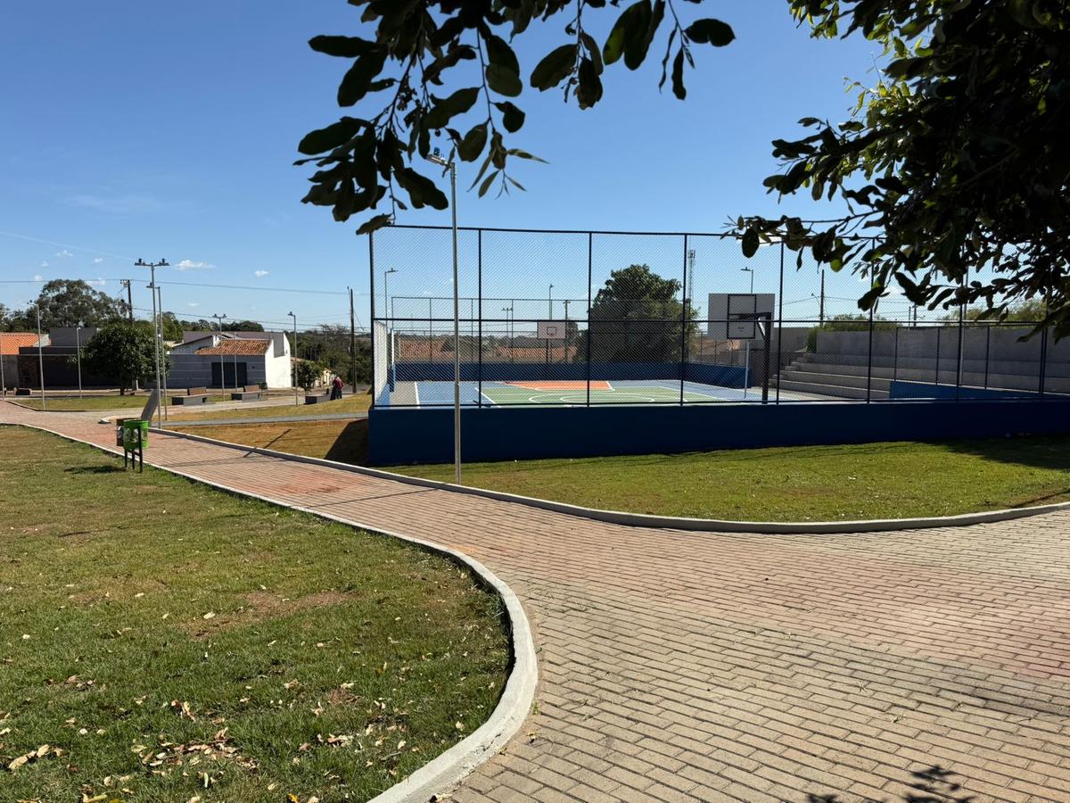 O espaço é dotado de quadra poliesportiva com arquibancada, áreas de descanso, urbanização e paisagismo (Foto/Divulgação)