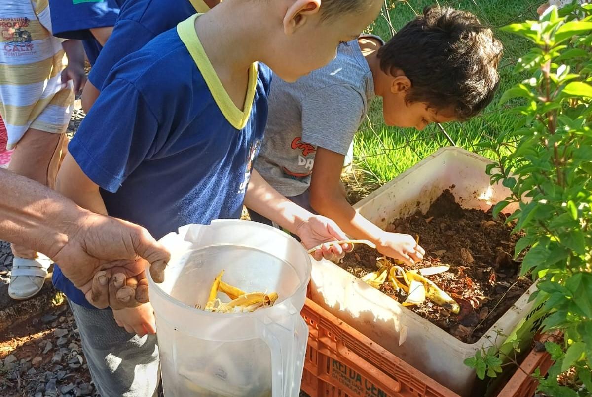 Alunos participam ativamente na produção de húmus, que é utilizado na horta da escola e estimula a prática da sustentabilidade ambiental  (Foto/Divulgação)