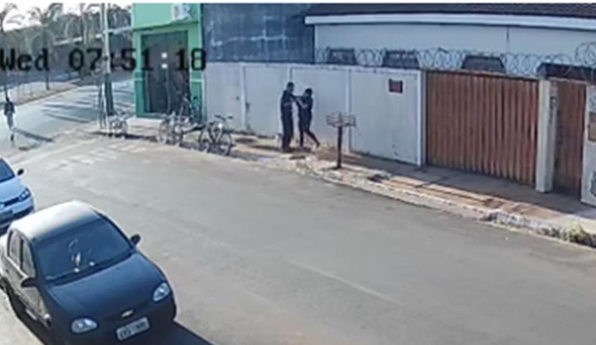 Câmera de segurança mostra a ação do suspeito de tentativa de feminicídio contra a ex-companheira, em rua de Conceição das Alagoas  (Foto/Reprodução)