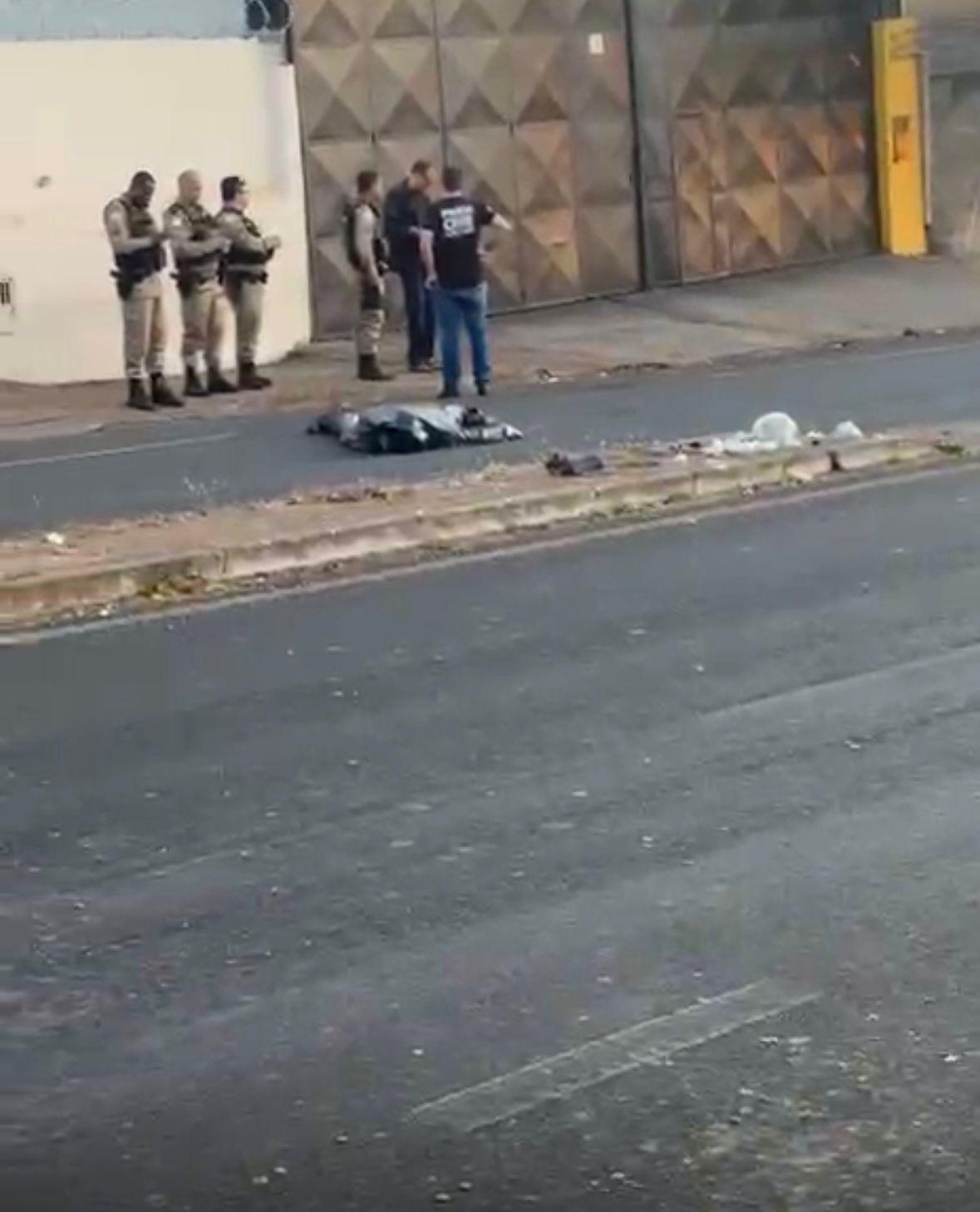 Rabecão esteve no local para conduzir o corpo até o IML (Foto/Rede Sociais)
